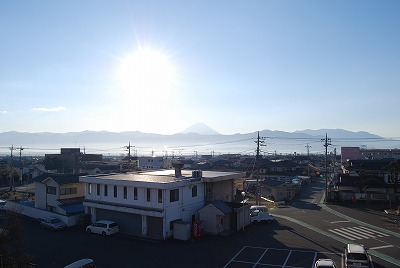 １月４日朝の富士山です。逆光ですね
